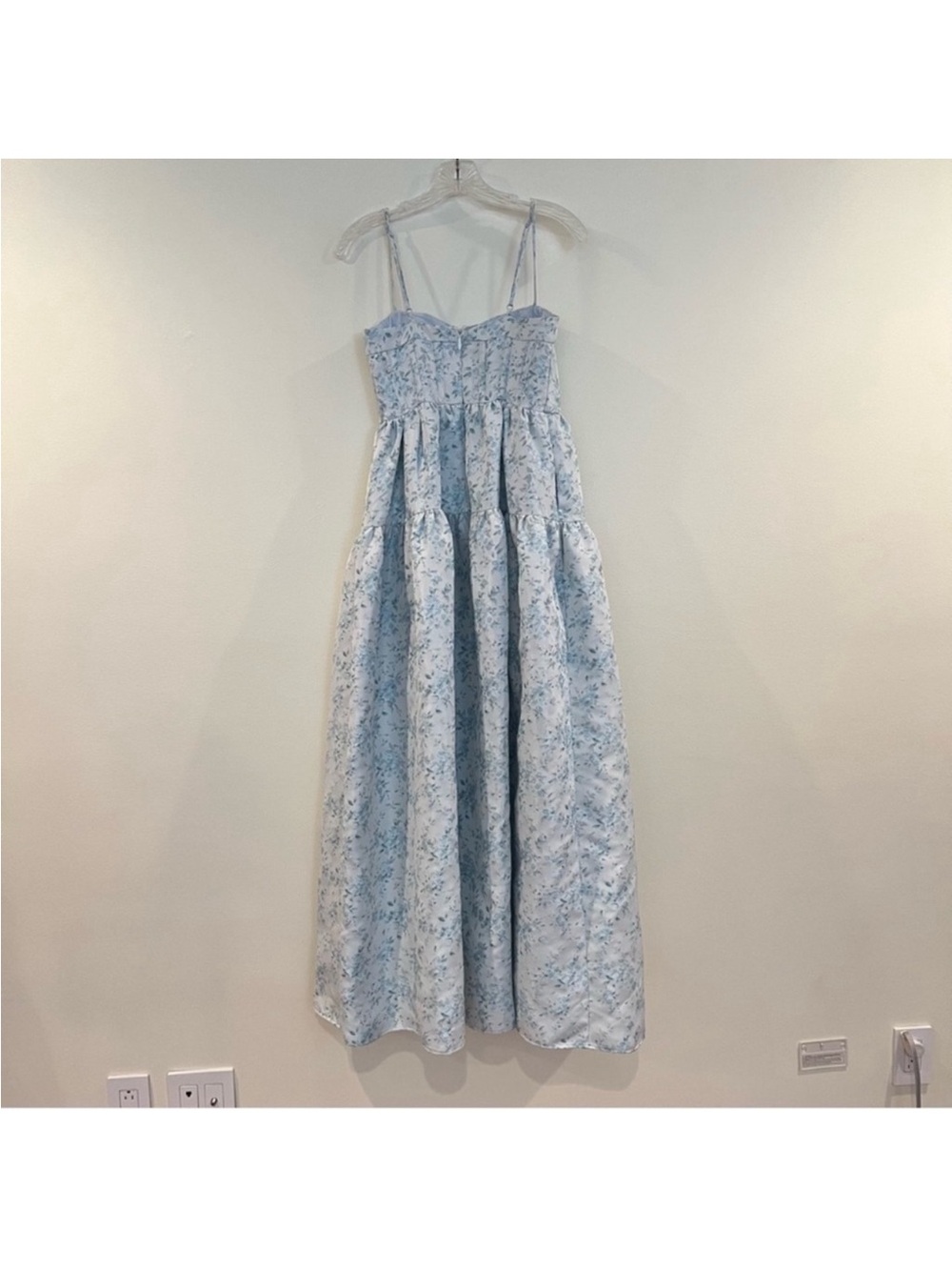 Maison Amory The Windsor Blue Floral Sweetheart Neckline Gown in Morning Dew L - Picture 8 of 10
